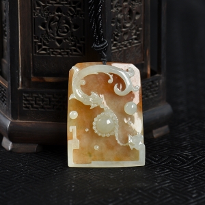 糯种俏色翡翠双龙戏珠吊坠