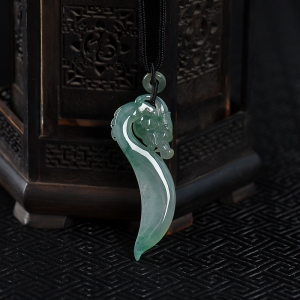 糯冰种飘花翡翠龙钩吊坠