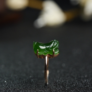 18K金镶山料和田碧玉貔貅戒指