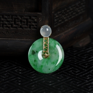 18K豆种飘翠翡翠平安扣吊坠