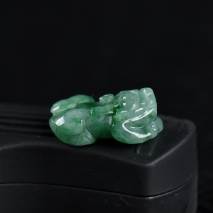 豆种飘翠翡翠貔貅吊坠