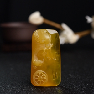 鸡油黄蜜蜡貔貅吊坠