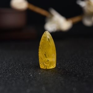 鸡油黄金绞蜜弹头吊坠