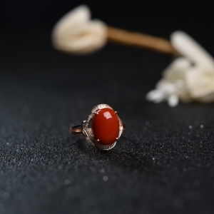 18K金镶钻沙丁朱红珊瑚戒指