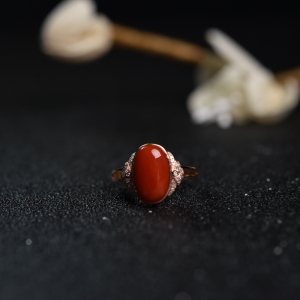 18K金镶钻沙丁朱红珊瑚戒指