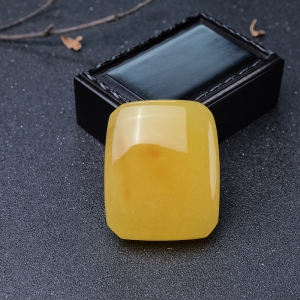 鸡油黄蜜蜡无事牌吊坠