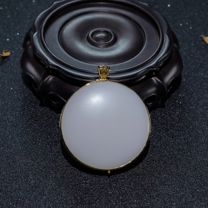 18K金镶山料和田白玉观音吊坠