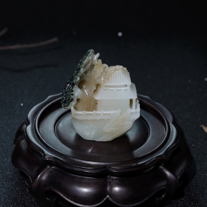 山料俏色和田玉世外桃源摆件