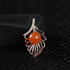 银镶樱桃红南红金枝玉叶吊坠