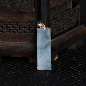 18k糯冰种飘花翡翠无事牌吊坠