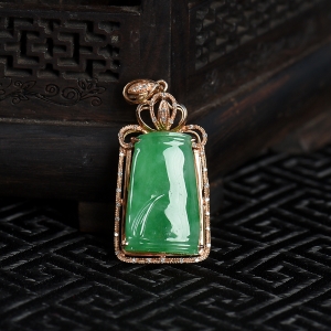 18K豆种豆绿翡翠节节高升吊坠