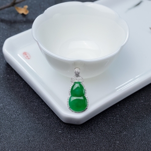 18K金镶钻糯种翠色翡翠葫芦吊坠