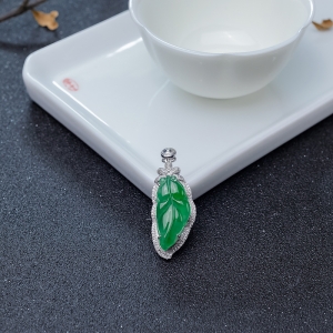 18K金镶钻糯冰种阳绿翡翠金鱼吊坠