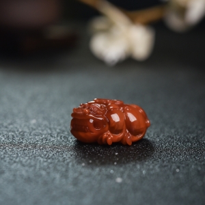 柿子红南红貔貅吊坠