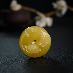 鸡油黄蜜蜡幸福连连平安扣吊坠