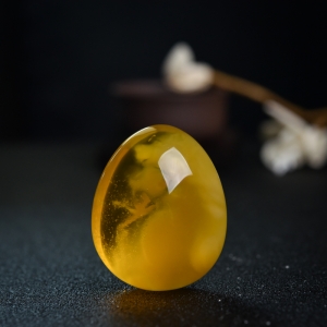 鸡油黄金绞蜜随形吊坠