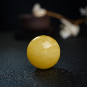 33.5mm鸡油黄蜜蜡圆珠