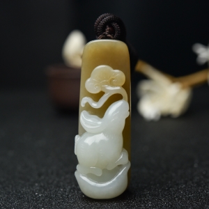 山料俏色和田白玉兔子吊坠