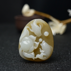 山料俏色和田玉连年有余吊坠