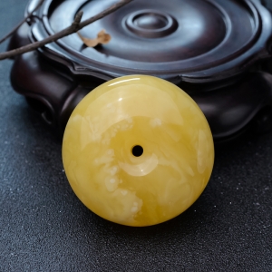 鸡油黄蜜蜡平安扣吊坠