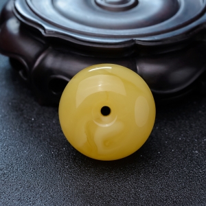 鸡油黄蜜蜡平安扣吊坠