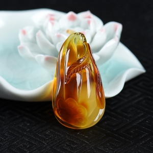 俏色金绞蜜福如意吊坠