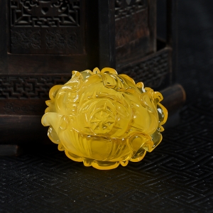 鸡油黄金绞蜜牡丹花吊坠