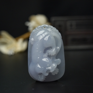 糯种浅紫色翡翠老虎吊坠