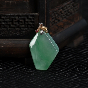 18k糯冰种飘翠翡翠随形吊坠