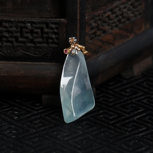 18k冰种飘花翡翠随形吊坠