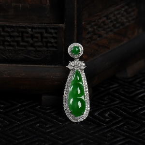 18k糯冰种翠绿翡翠连中三元吊坠