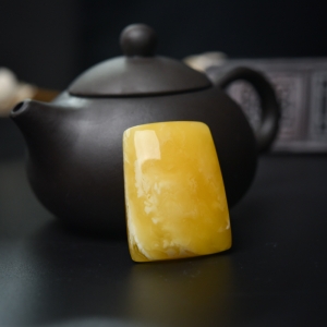 带皮白花蜜蜡无事牌吊坠