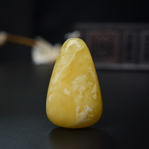 白花蜜蜡随形吊坠