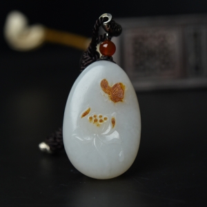 山料俏色和田白玉蝶恋花吊坠