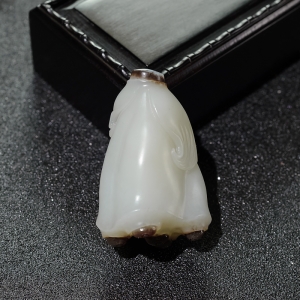 山料俏色和田玉莲蓬吊坠