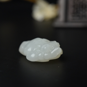 山料和田白玉三足金蟾吊坠