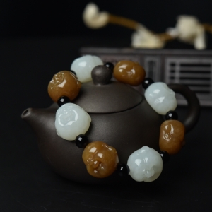 山料俏色和田玉佛头单圈手串