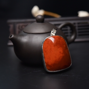 银镶火焰纹南红随形吊坠