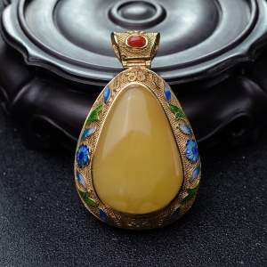 银镶鸡油黄蜜蜡吊坠