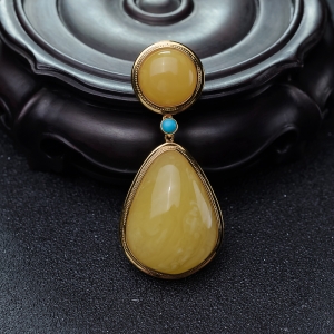 银镶鸡油黄蜜蜡吊坠