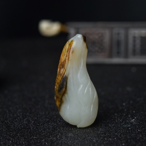 山料俏色和田玉白菜吊坠