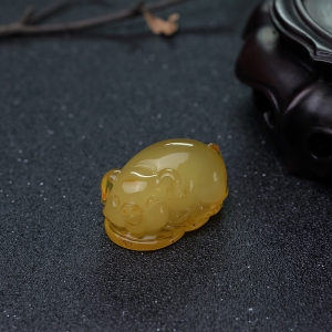 鸡油黄蜜蜡招财猪吊坠