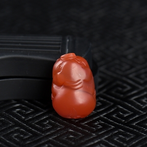 樱桃红南红亥猪吊坠