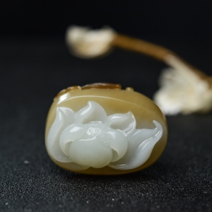 山料俏色和田玉连年有余吊坠