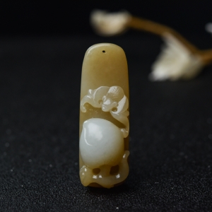 山料俏色和田玉福寿双全吊坠