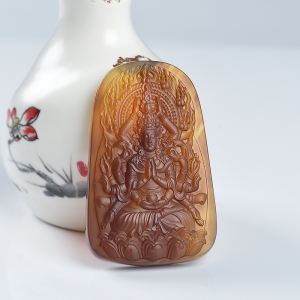 棕珀千手观音吊坠