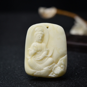 带皮象牙白白蜜观音吊坠