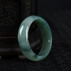 61mm糯冰种飘花翡翠手镯