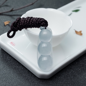 冰种翡翠福豆吊坠