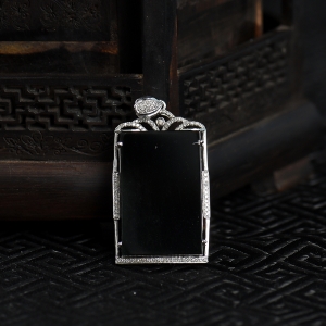 18K糯冰种墨翡无事牌吊坠